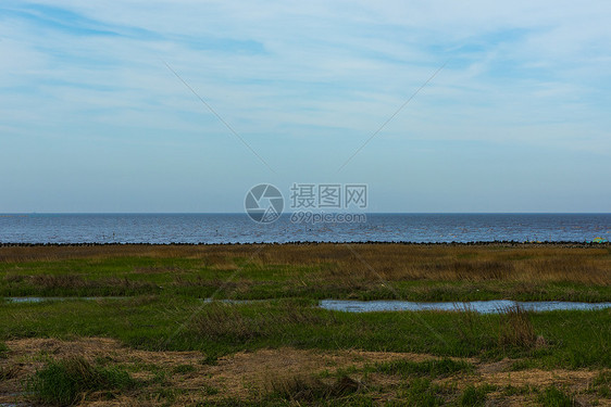 草地海岸海天一线图片