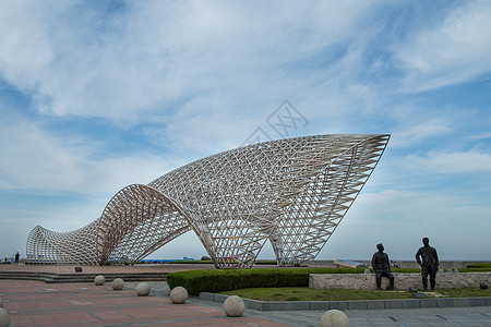 不锈钢雕塑滴水湖建筑背景