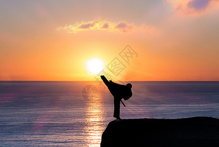 夕阳下功夫人物剪影高清图片