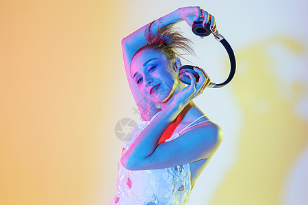 霓虹年轻女性色彩创意音乐舞动背景