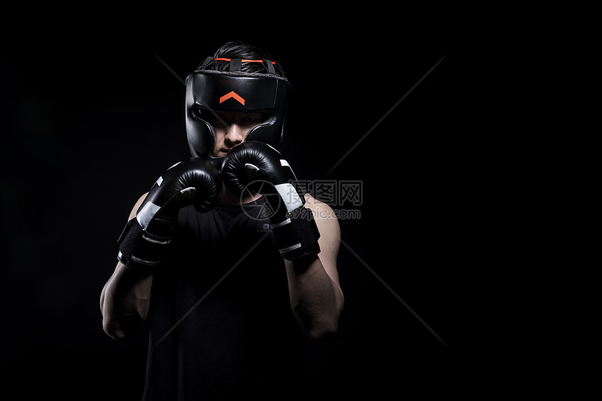 戴着拳击手套和护具的运动男性图片