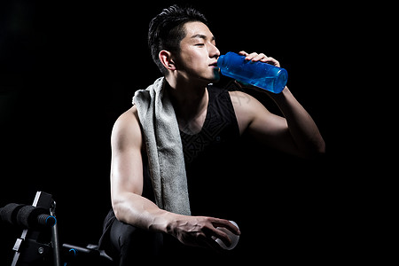 喝水的运动男性图片