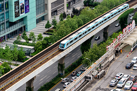 节能城市轻轨驶过城市商圈背景