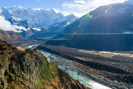 山上树林雅鲁藏布江背景