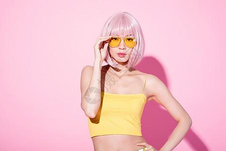 时尚性感粉色头发戴墨镜的女性背景图片