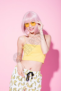 时尚性感粉色头发戴墨镜的女性图片