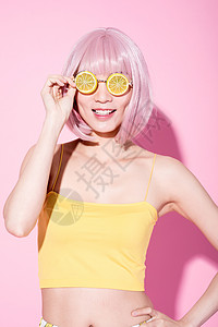 粉色假发性感美女戴搞怪眼镜图片