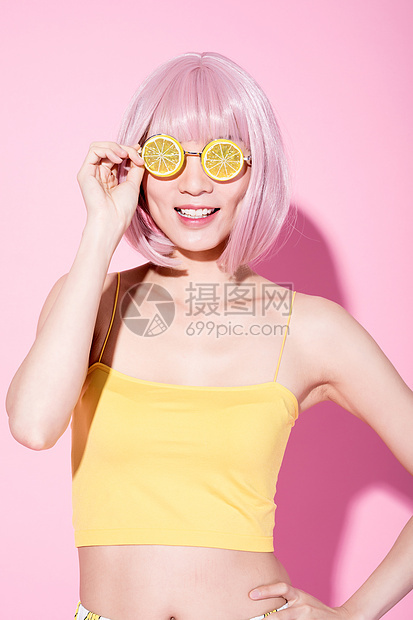 粉色假发性感美女戴搞怪眼镜图片