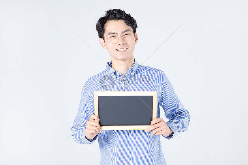 青年男性手持黑板展示图片