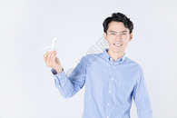 青年男性手持飞机模型图片
