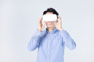 青年男性人像VR眼镜科技感图片