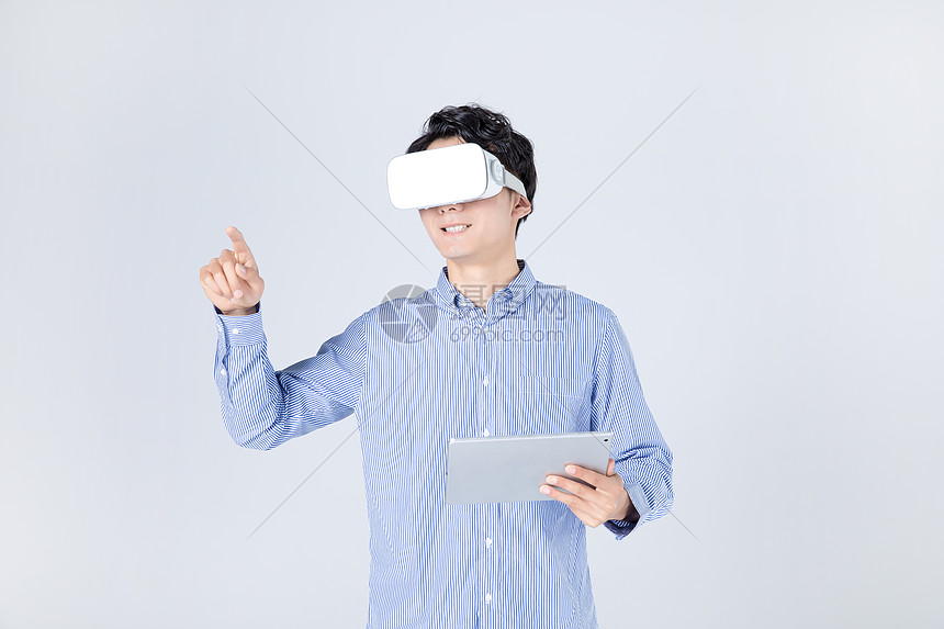 青年男性人像vr眼镜平板电脑科技图片