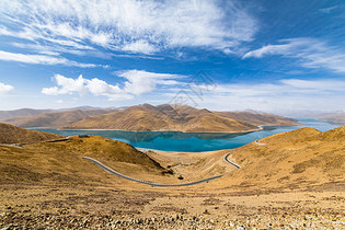 西藏羊湖风景蓝天白云地貌图片