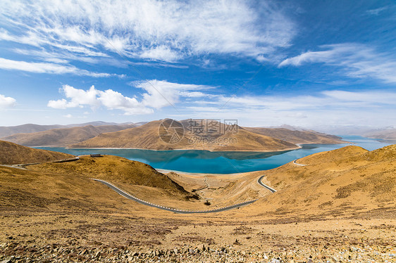 西藏羊湖风景蓝天白云地貌图片
