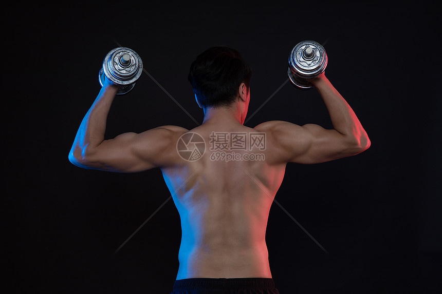 运动男性人像肌肉身材哑铃创意照图片