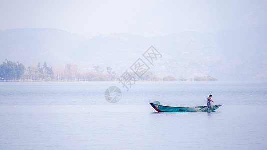 云南大理洱海渔民捕鱼图片