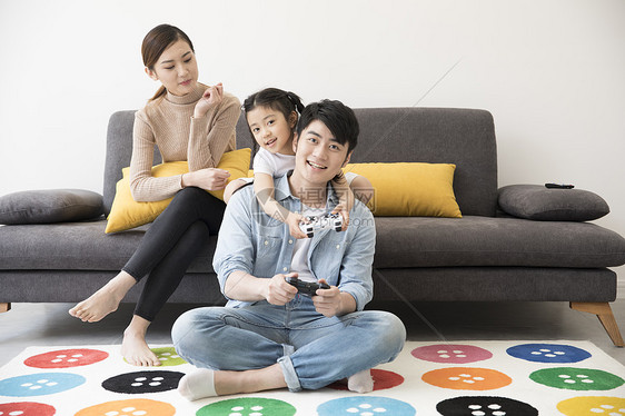 一家人在客厅里一起打游戏机