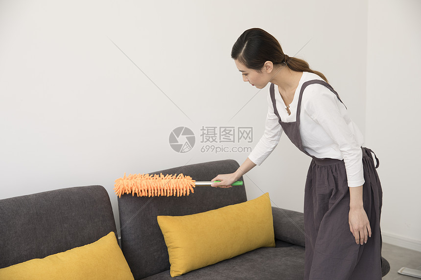 妈妈在新家客厅打扫卫生