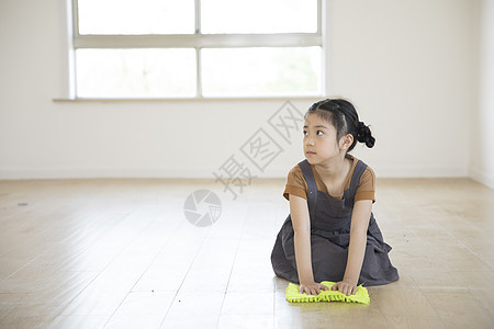 女儿在新家擦地板背景图片