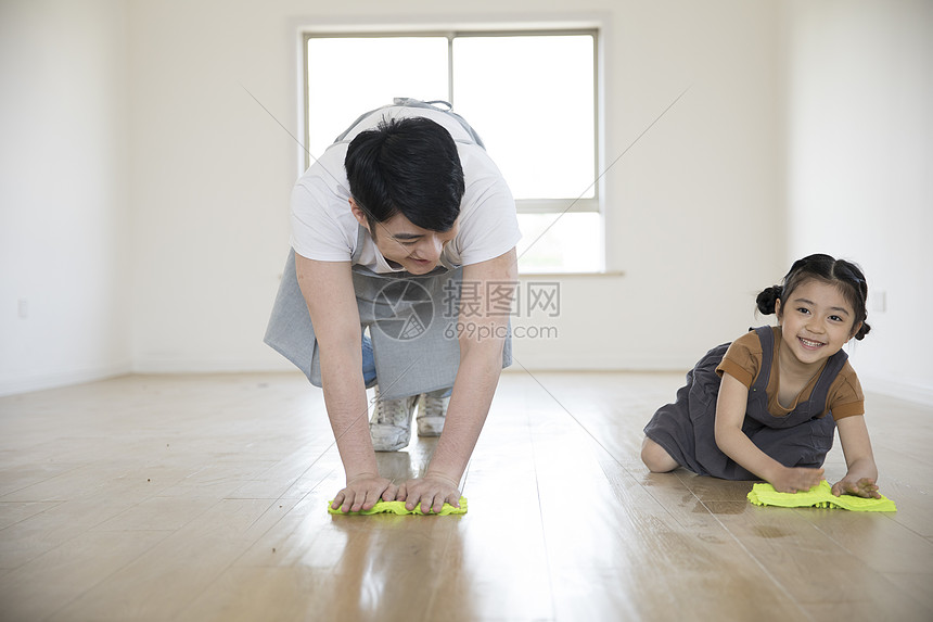 爸爸和女儿擦地图片