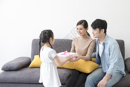 女儿送爸爸礼物女儿送爸爸妈妈礼物背景