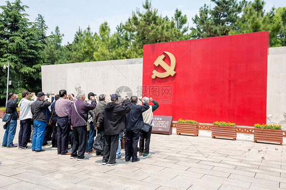 老党员在宣誓墙前重温誓言