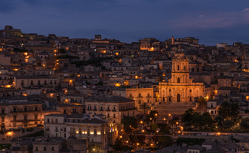 西西里岛古城莫迪卡夜景图片