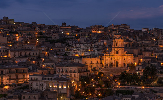 西西里岛古城莫迪卡夜景图片