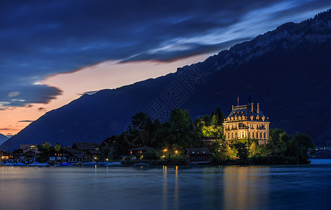 瑞士因特拉肯湖夜景风光背景图片