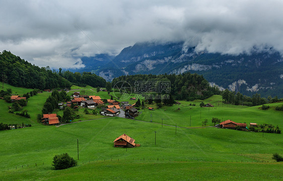 瑞士山区中的村庄图片