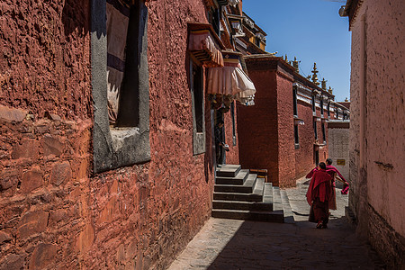 西藏喇嘛庙一个人城堡高清图片