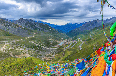 山脉上经幡西藏高原上的经幡背景