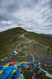 西藏高原上的经幡高清图片