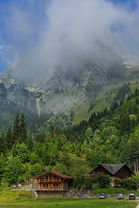 瑞士高山上的乡村田园图片