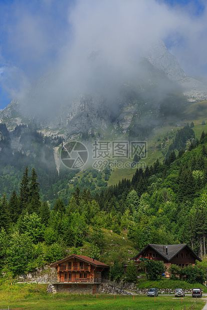 瑞士高山上的乡村田园图片