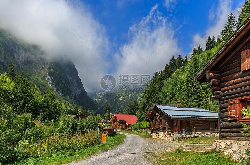 瑞士高山上的乡村田园图片