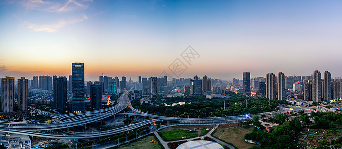 新通车的武汉常青立交桥全景图片