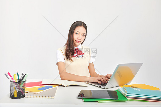 女高中生形象使用电脑学习图片