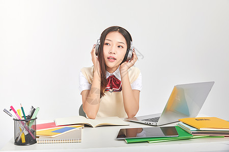 高中生学习女高中生形象听音乐休息动作背景