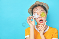 青年活力女性戴着创意眼镜图片