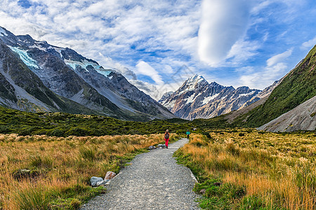 秋天道路蓝天白云下的库克山背景