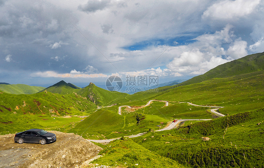 蜿蜒崎岖山路图片