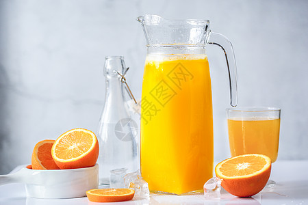 桌子上果汁清爽纯天然夏季维生素鲜榨橙汁果汁背景