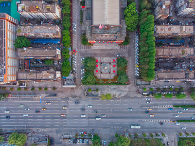 俯瞰城市车水马龙的道路图片