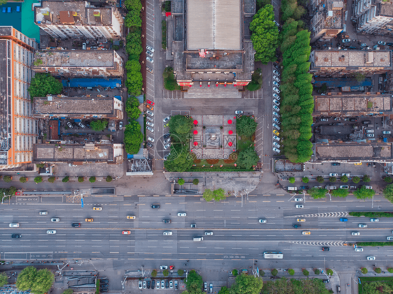 俯瞰城市车水马龙的道路图片