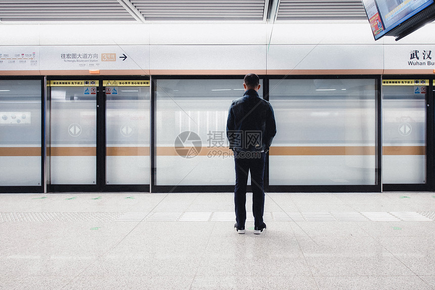 地铁站等车的人图片
