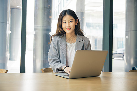 商务女性咖啡馆电脑办公图片