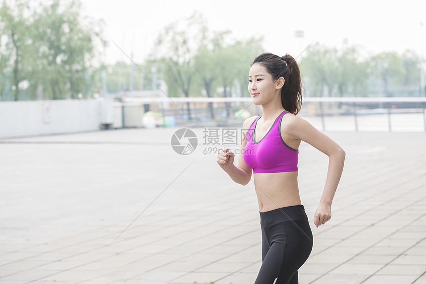户外运动健身女性跑步图片