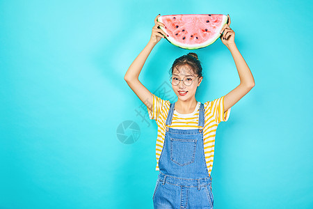 年轻女性手拿水果西瓜图片