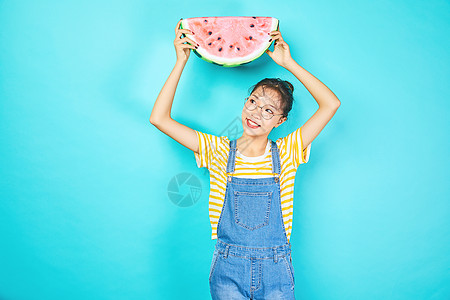 年轻女性手拿水果西瓜图片